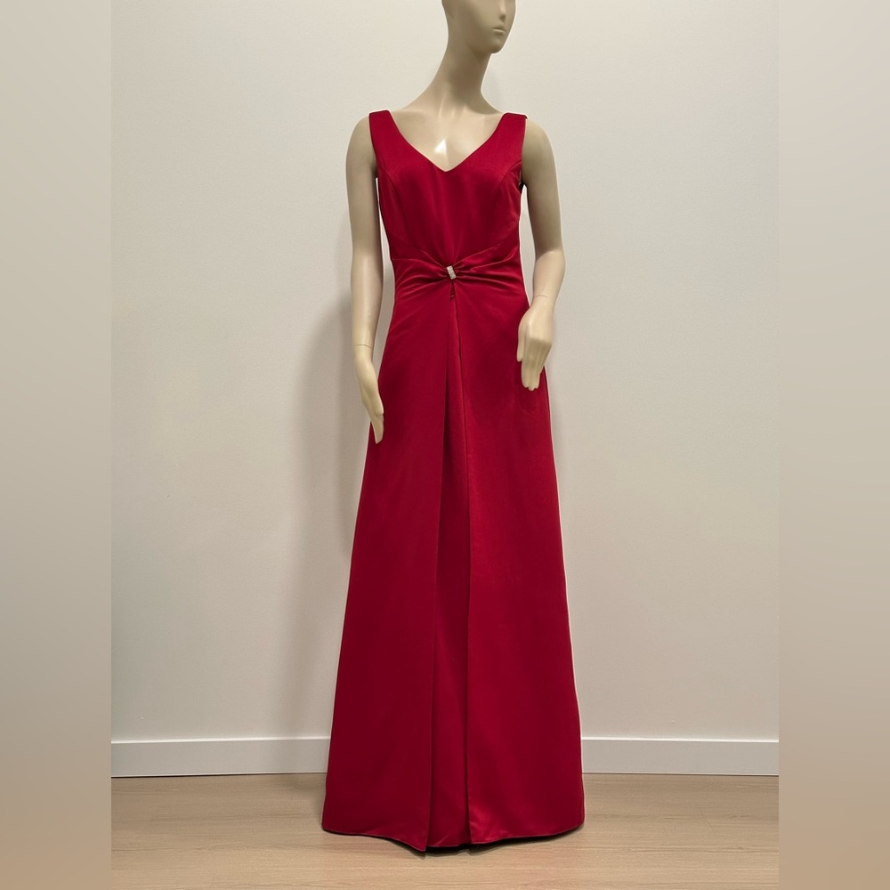 Jordan Red Sleeveless Gown with Waist Brooch – Size 6